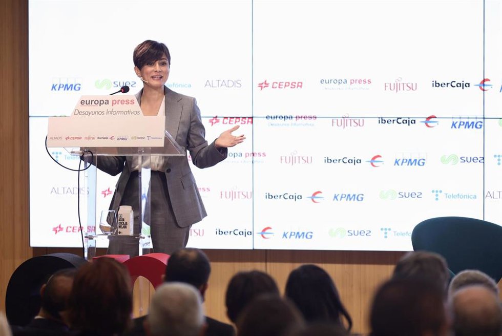 La ministra de Política Territorial y portavoz del Gobierno, Isabel Rodríguez, interviene en un Desayuno Informativo de Europa Press, en el Auditorio Meeting Place, a 4 de noviembre de 2021, en Madrid, (España).