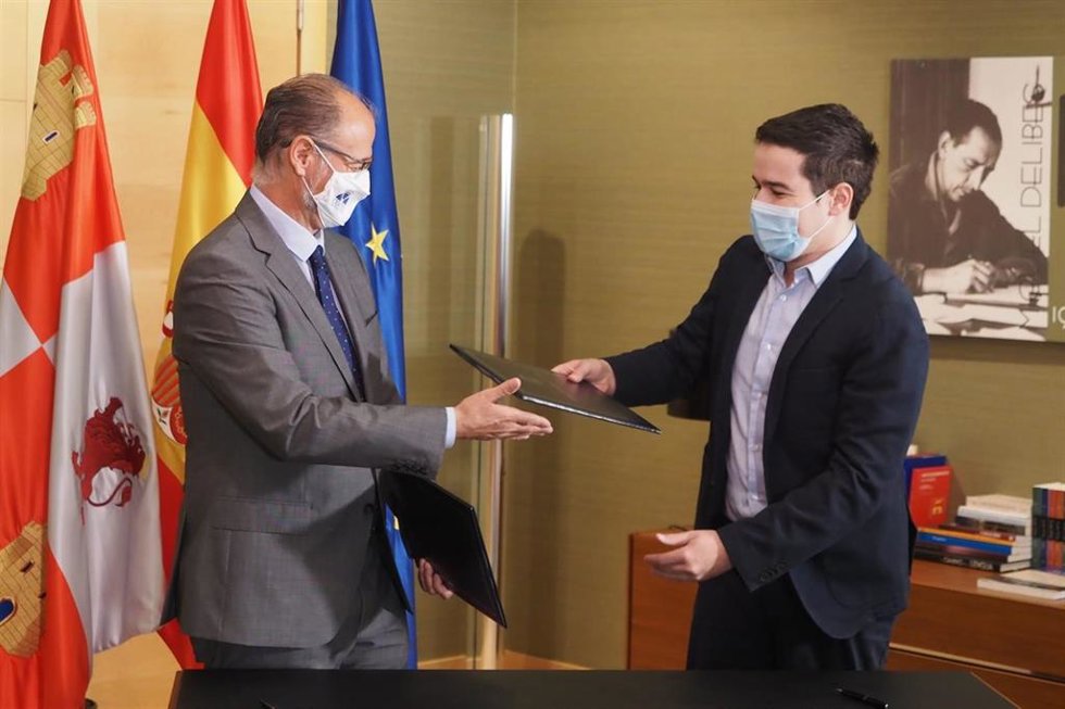El presidente de las Cortes firma el acuerdo de colaboración con el presidente de la APV