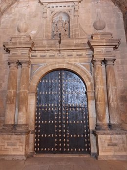 La parroquia de Ariza luce puerta principal renovada gracias al trabajo desinteresado de un vecino.-