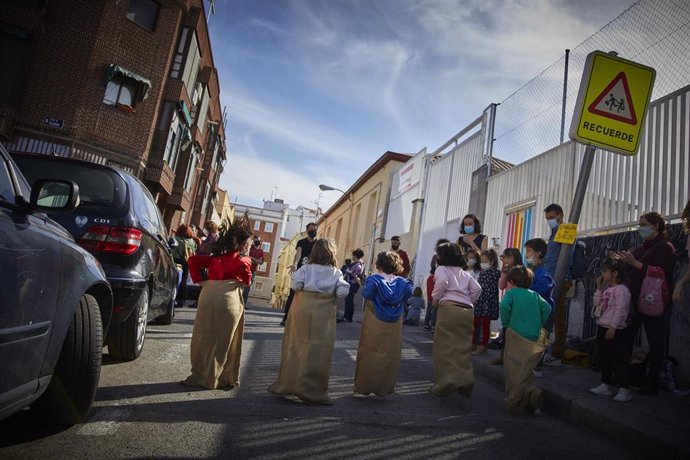 Archivo - Varios niños participan en una carrera de sacos durante una protesta del movimiento Revuelta Escolar frente al colegio público Lope de Vega, en Madrid, el pasado 25 de marzo de 2021