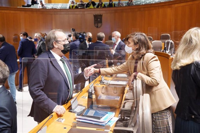 El consejero de Hacienda, Carlos Pérez Anadón, saluda a la diputada del PP Marian Orós.