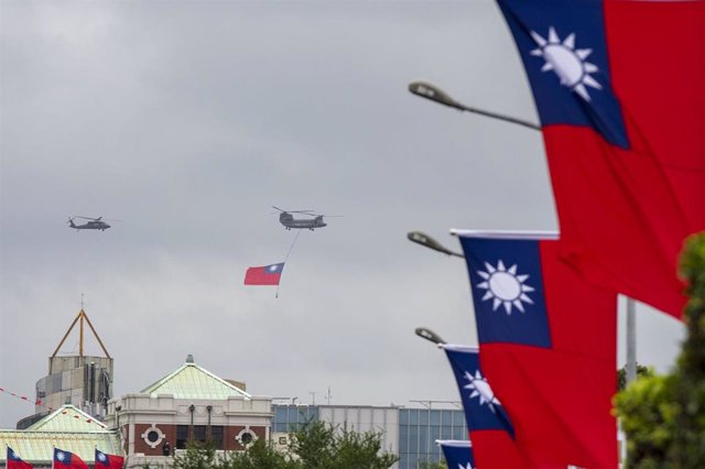 Archivo - Imagen de archivo de banderas de Taiwán.