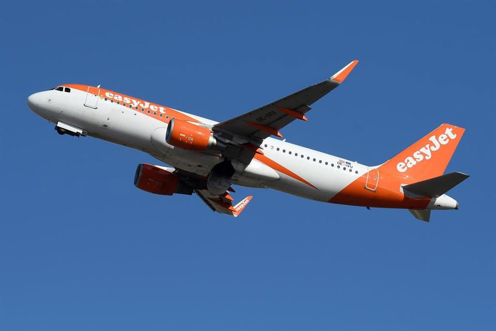 11 October 2021, Italy, Rome: An Airbus A320 EasyJet takes off at Leonardo da Vinci International Airport. Low-cost airline EasyJet plans to increase capacity in light of the high travel demand. Photo: Massimo Insabato/Mondadori Portfolio via ZUMA/dpa