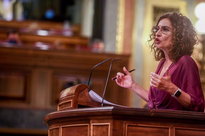 Arxiu - La ministra d'Hisenda, María Jesús Montero, en una sessió plenria al Congrés 
