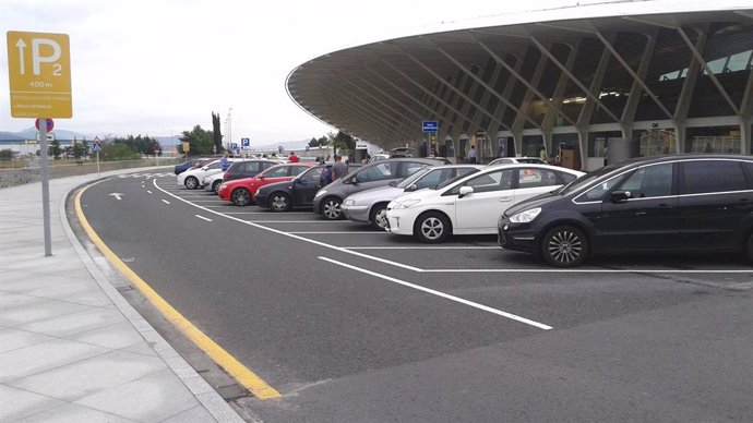Archivo - Parking salidas aeropuerto de Bilbao
