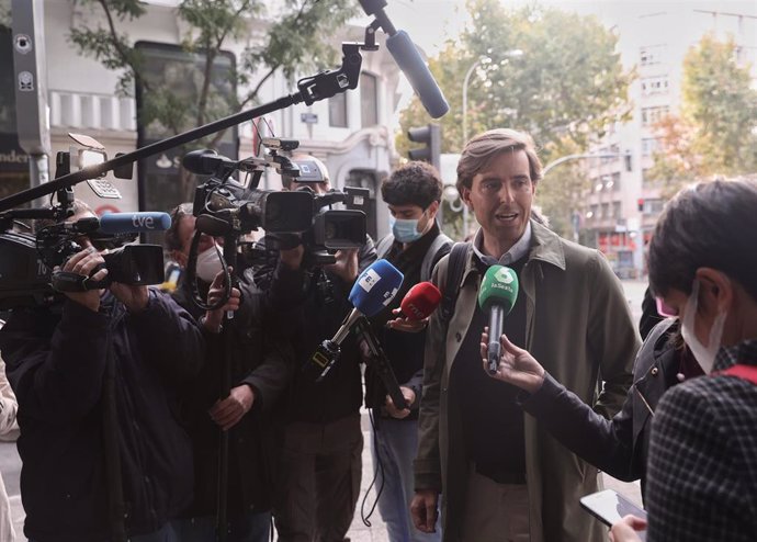 El vicesecretario de Comunicación del Partido Popular, Pablo Montesinos, responde a los medios a su llegada a una reunión del Comité de Dirección del PP, a 29 de octubre de 2021, en Madrid, (España).