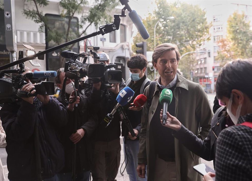 El vicesecretario de Comunicación del Partido Popular, Pablo Montesinos, responde a los medios a su llegada a una reunión del Comité de Dirección del PP, a 29 de octubre de 2021, en Madrid, (España).