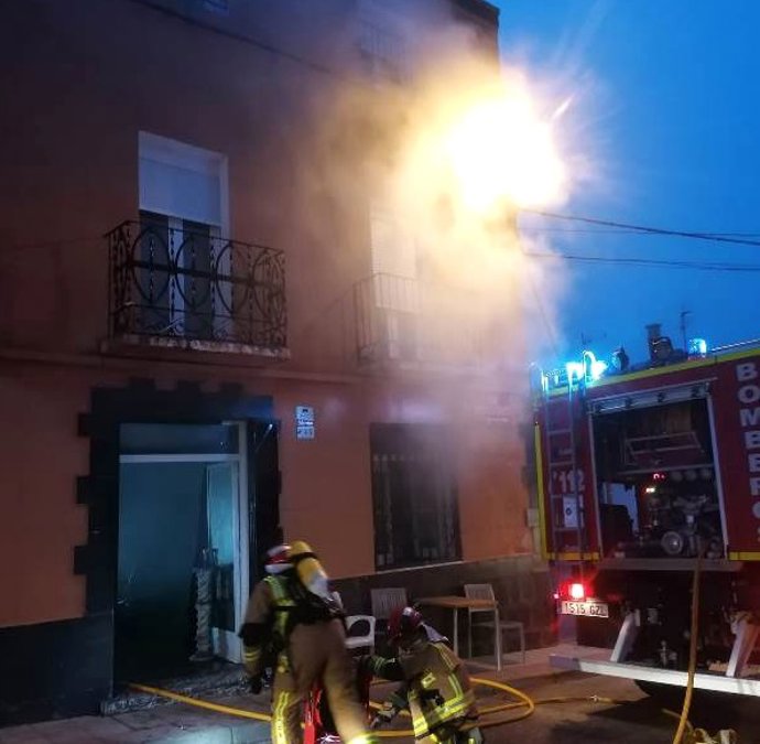 Los Bomberos de Soria sofocan un incendio en Almenar (Soria).