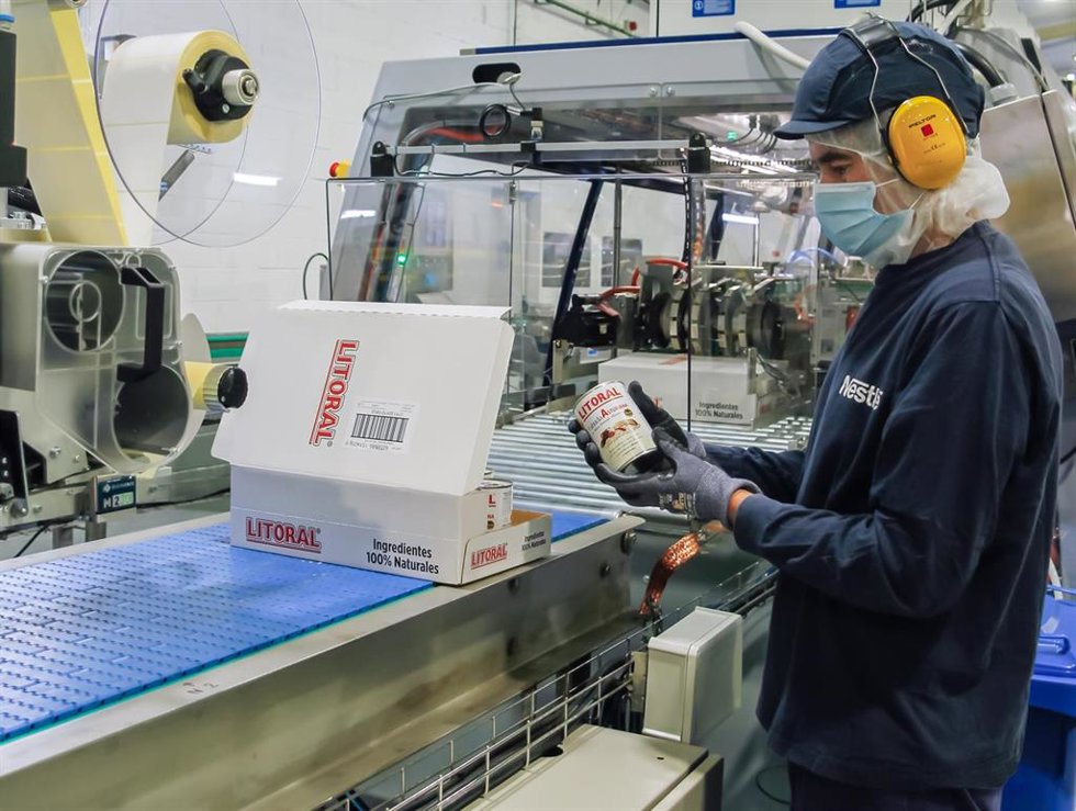 Un trabajador de Nestlé en Gijón con el nuevo 'packaging' de las latas Litoral