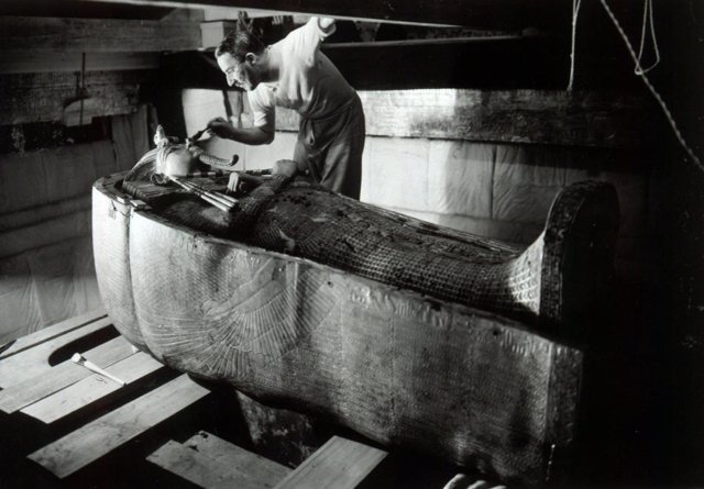 Archivo - Carter examina la tumba de Tutankamón, 1924