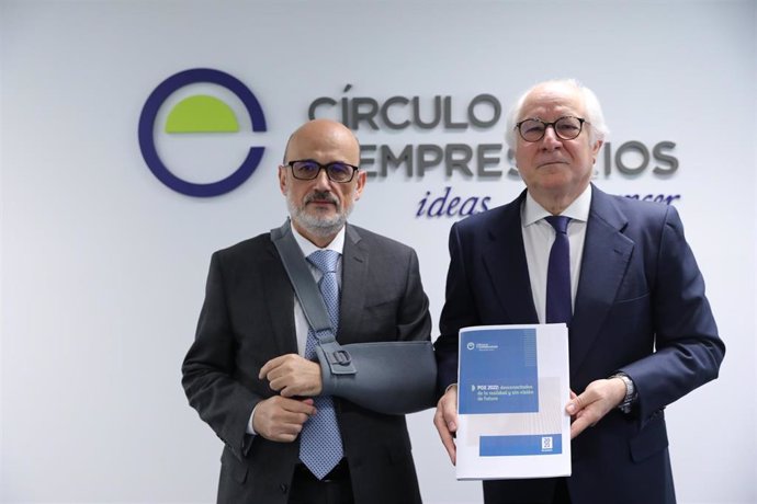 El presidente del Círculo de Empresarios, Manuel Pérez-Sala (i), y el presidente del comité de Economía y Unión Europea, Juan María Nin (d), posan durante la presentación del documento que recoge el análisis y opinión de los PGE de 2022. 