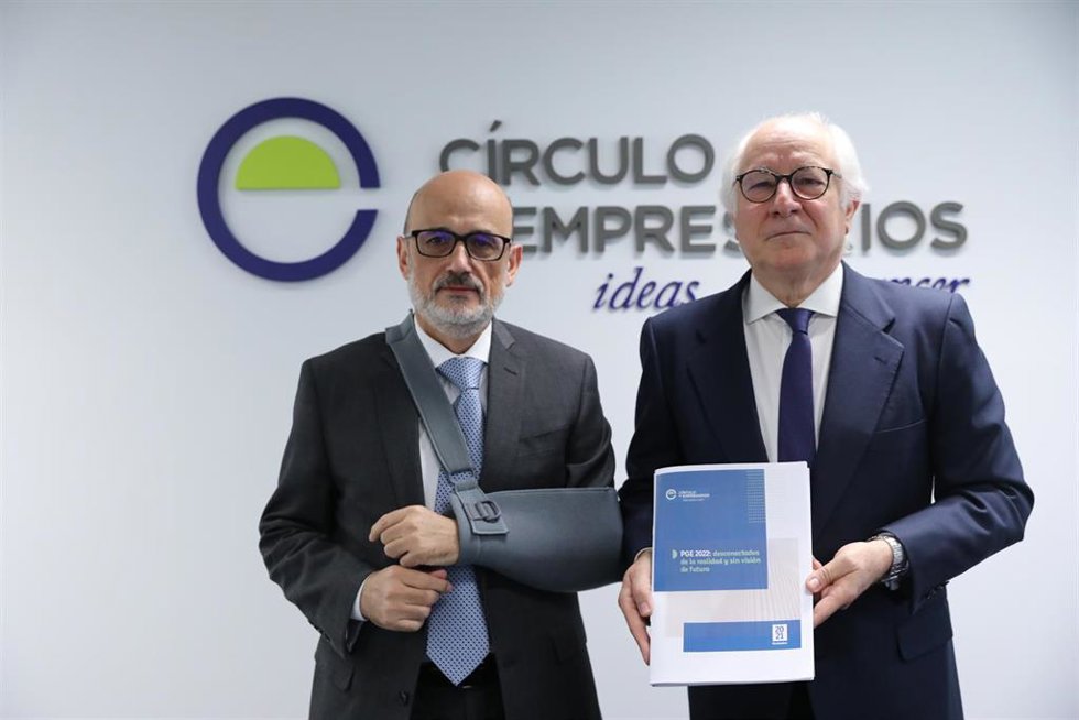El presidente del Círculo de Empresarios, Manuel Pérez-Sala (i), y el presidente del comité de Economía y Unión Europea, Juan María Nin (d), posan durante la presentación del documento que recoge el análisis y opinión de los PGE de 2022.