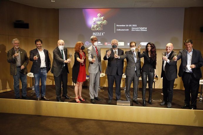 Archivo - Zina Jarrahi, acompañada por John Hoffman, Pau Relat, Galo, Gutiérrez, David Ferrer y Laia Bonet, entre otros, en la presentación del congreso Puzzle X, en junio de 2021.