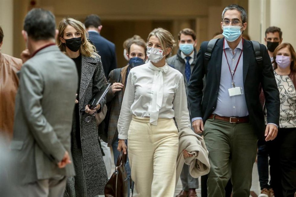 La vicepresidenta segunda y ministra de Trabajo y Economía Social, Yolanda Díaz, a su llegada a una sesión de control al Gobierno en el Senado, a 2 de noviembre de 2021, en Madrid, (España). 