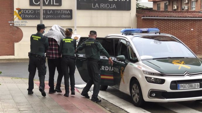 El detenido por el asesinato del menor de nueve años de Lardero (La Rioja), acompañado de varios guardias civiles 
