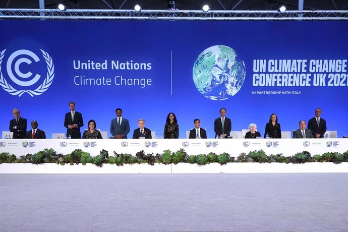 03 November 2021, United Kingdom, Glasgow: UK Chancellor of the Exchequer Rishi Sunak (Center R) and Mark Carney (Center L), UK Prime Minister Boris Johnson's Finance Adviser for the UN Climate Change Conference (COP26), ahead of an event on transformin