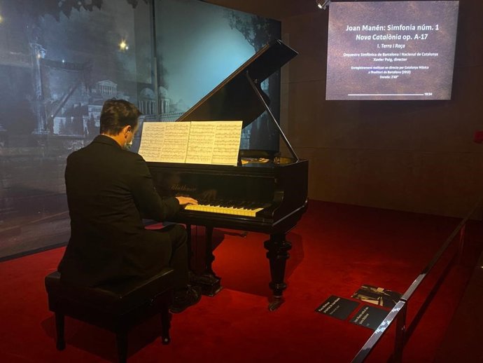 El comisario Daniel Blanch interpretando una de las obras de Joan Manén con el piano del artista