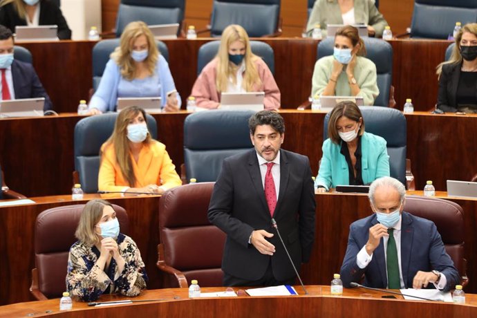 Archivo - El consejero de Transportes e Infraestructuras de la Comunidad, David Pérez, interviene en una sesión de control al Gobierno de la Comunidad de Madrid en la Asamblea.