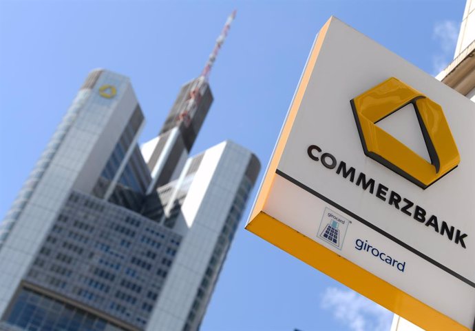 Archivo - FILED - 13 August 2019, Hessen, Frankfurt_Main: A general view of the sign of a Commerzbank branch on a building facade near the Commerzbank headquarters in Frankfurt's banking district. Commerzbank took another step towards cutting a quarter 