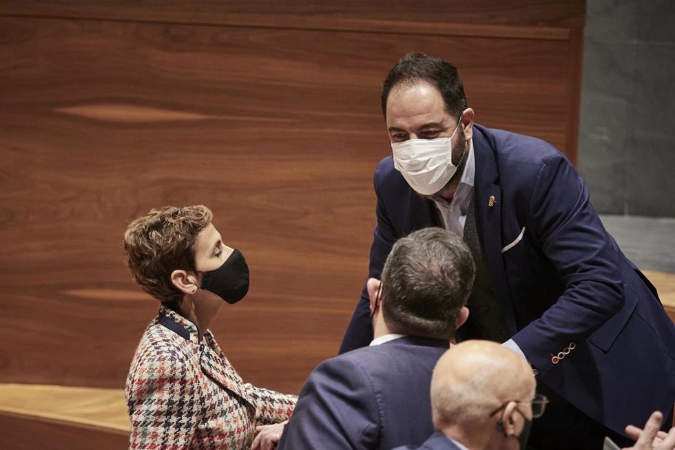 La presidenta del Gobierno de Navarra, María Chivite, conversa con el portavoz del PSN, Ramón Alzórriz, en el Debate sobre el Estado de la Comunidad.