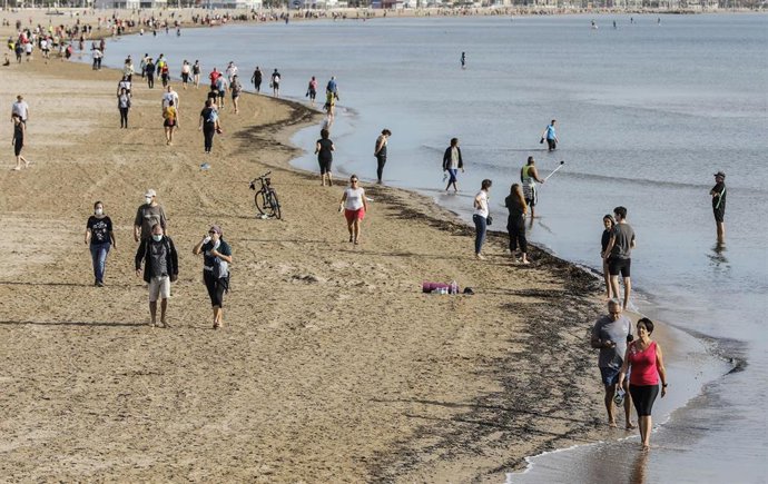 Archivo - Personas paseando en la playa de la Malvarrosa el primer día de salida en Valencia tras 48 días en casa por el coronavirus, en que los adultos pueden salir a pasear y a hacer deporte, en  Valencia / Comunidad Valencia (España), a 2 de mayo de 