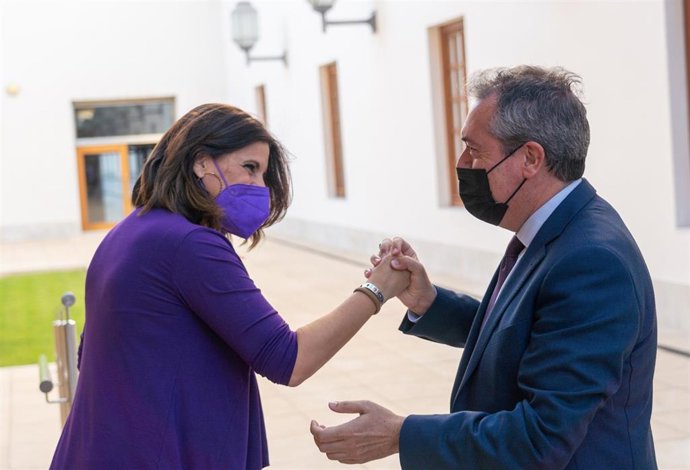 Archivo - La portavoz parlamentaria del PSOE-A, Ángeles Férriz, saluda al secretario general del PSOE-A, Juan Espadas, en una foto de archivo.