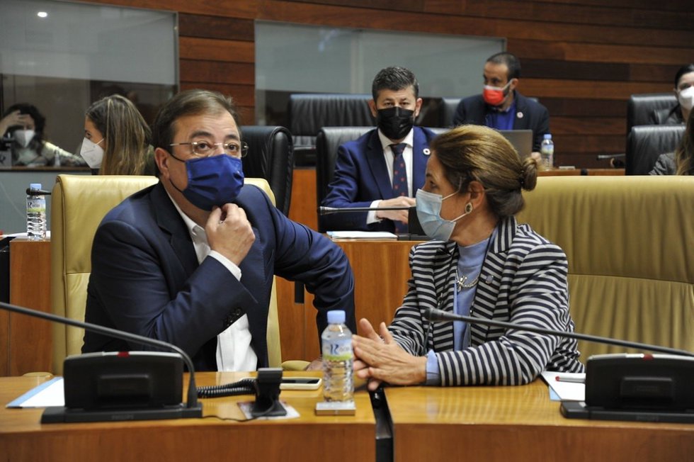 El presidente de la Junta, Guillermo Fernández Vara, y la vicepresidenta primera, Pilar Blanco-Morales, en el pleno de la Asamblea
