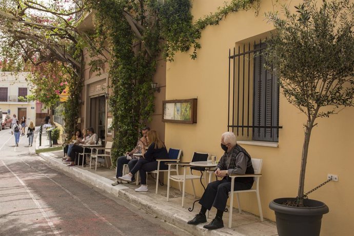 Archivo - 03 May 2021, Greece, Athens: People sit in a cafe in the Monastiraki district with the Acropolis in the background. Greece relaxes the measures imposed because of the Coronavirus pandemic. Photo: Socrates Baltagiannis/dpa
