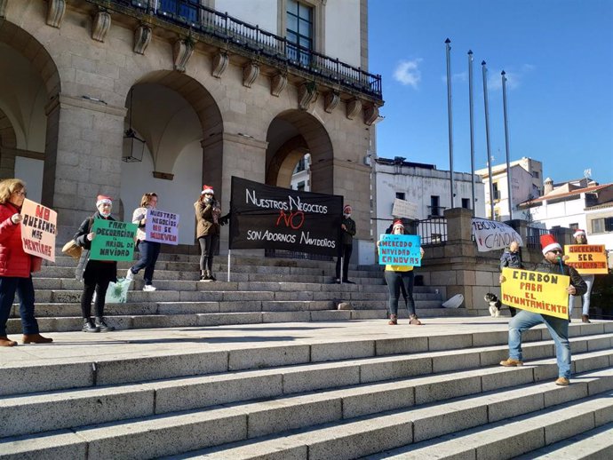 Los artesanos de Cáceres protestan frente al ayuntamiento por el traslado del mercado navideño a la Plaza Mayor