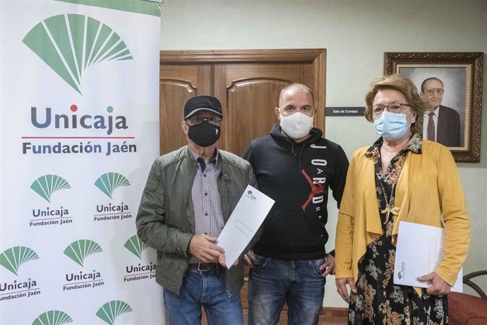 Foto de familila tras la firma del acuerdo entre la Fundación Unicaja y la Asociación de Amigos del Sáhara Libre
