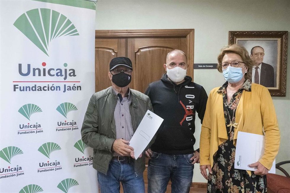 Foto de familila tras la firma del acuerdo entre la Fundación Unicaja y la Asociación de Amigos del Sáhara Libre