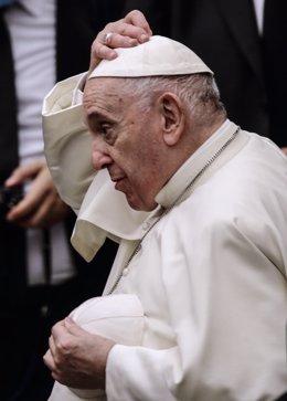 Archivo - 29 September 2021, Vatican, Vatican City: Pope Francis arrives to lead his weekly general audience at the Paul VI Hall. Photo: Evandro Inetti/ZUMA Press Wire/dpa
