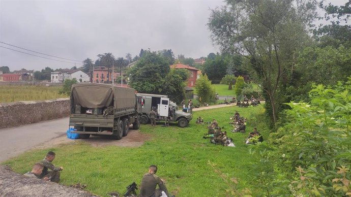 Archivo - Soldados del Ejército en una pausa de sus maniobras en Villaviciosa