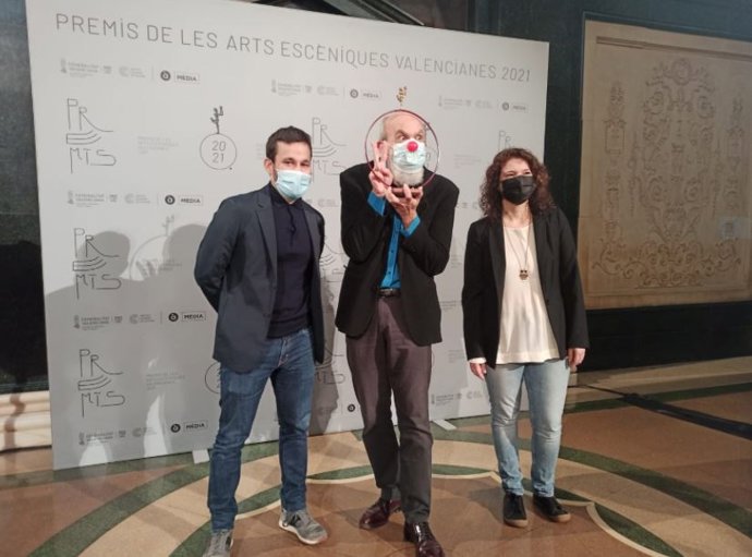 El conseller de Cultura, Vicent Marz, Segio Claramunt (Payasospital) y Anna Marí, directora escénica de la gala de los Premios de las Artes Escénicas Valencianas 2021.