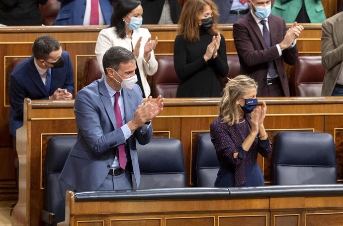 El presidente del Gobierno, Pedro Sánchez, y la vicepresidenta segunda y ministra de Trabajo y Economía Social, Yolanda Díaz, aplauden en una sesión plenaria en el Congreso de los Diputados, a 4 de noviembre de 2021, en Madrid, (España). El Pleno del Co
