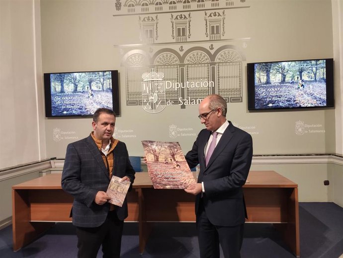 El presidente de la Diputación de Salamanca, Javier Iglesias (d), y el diputado de Turismo, Francisco Javier García Hidalgo (i), en la presentación de 'Los 1.000 otoños'.