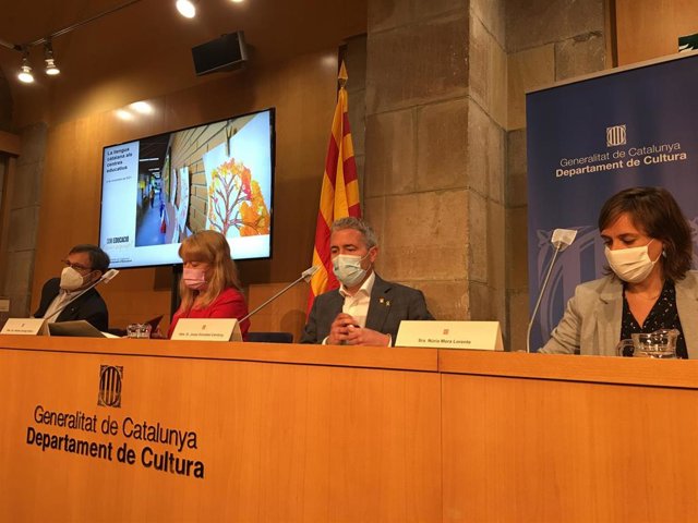 (I-D) El Secretario De Política Lingüística De La Generalitat, F. Xavier Vila, La Consellera De Cultura, Natàlia Garriga, El Conseller De Educación, Josep Gonzàlez-Cambray, Y La Secretaria De Transfomación Educativa, Núria Mora