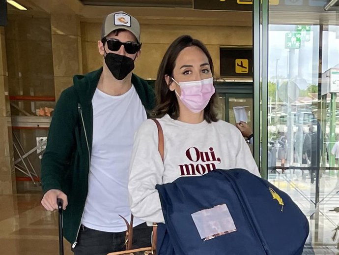 Tamara Falcó e Íñigo Onieva, en el aeropuerto
