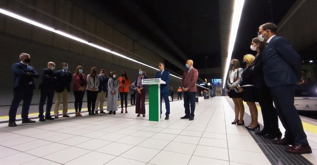 Los consejeros de la Presidencia, Administración Pública e Interior, Elías Bendodo; de Empleo, Formación y Trabajo Autónomo, Rocío Blanco; y de Educación y Deporte, Javier Imbroda, junto a delegaados informan de presupuesto 2022