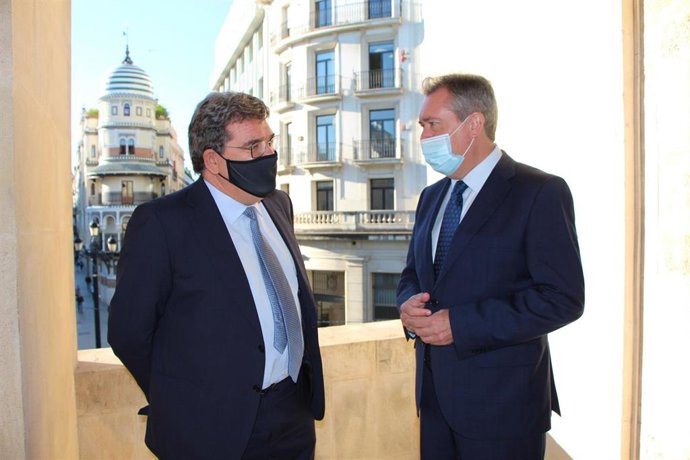 El ministro de Inclusión, Seguridad Social y Migraciones, José Luis Escrivá, y el alcalde de Sevilla, el socialista Juan Espadas,