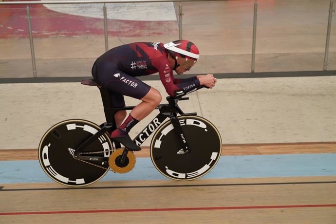 El ciclista británico Alex Dowsett en su intento fallido de superar el Récord de la Hora de la UCI en Aguascalientes (México), el 3 de noviembre de 2021