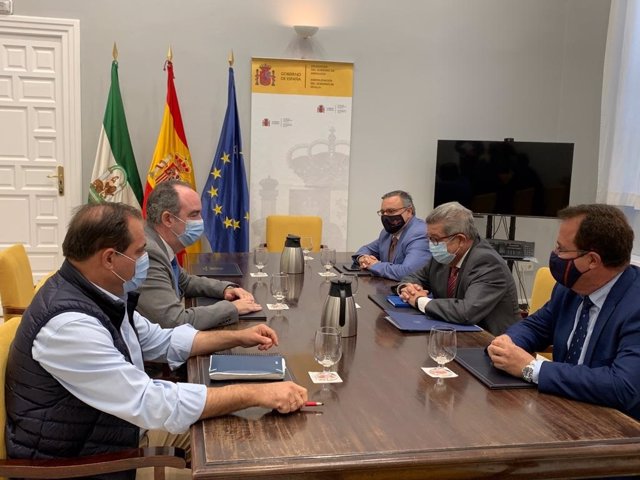 Reunión mantenida entre la Subdelegación del Gobierno en Sevilla, el Ayuntamiento y el Comisionado del Polígono Sur.