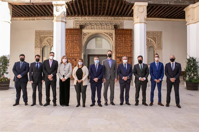 Firma del convenio entre Smart Technologies y el Gobierno de C-LM