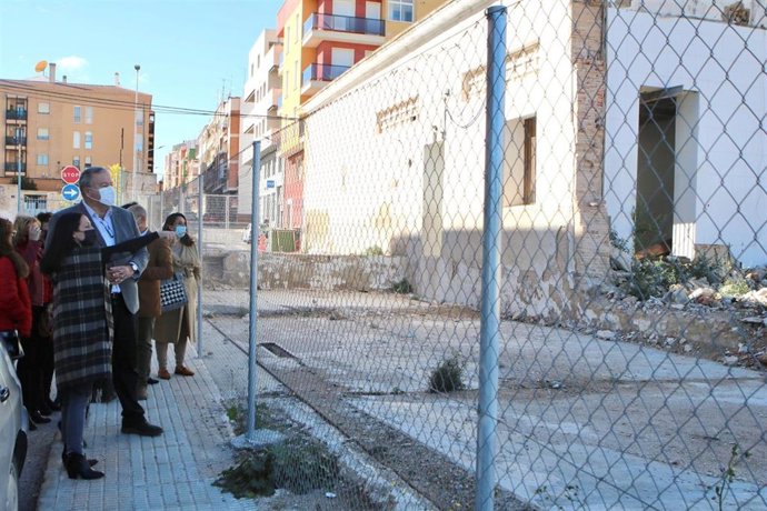 Los responsables del PP visitan el solar en el que se instalará la Comisaría
