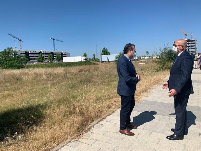 El alcalde de La Rinconada, Javier Fernández, y el consejero de Educación, Javier Imbroda, en los terrenos donde se levantará el nuevo centro de formación aeroespacial.