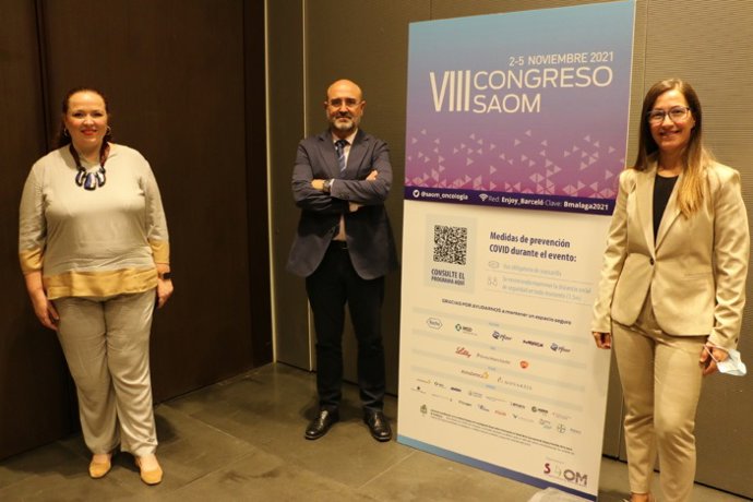Presentación del Congreso de la Sociedad Andaluza de Oncología Médica (SAOM) por la doctora Ana Laura Ortega, vicepresidenta de la SAOM; el doctor Antonio Rueda, presidente de la SAOM; y la doctora Elisabeth Pérez, responsable del Comité Científico