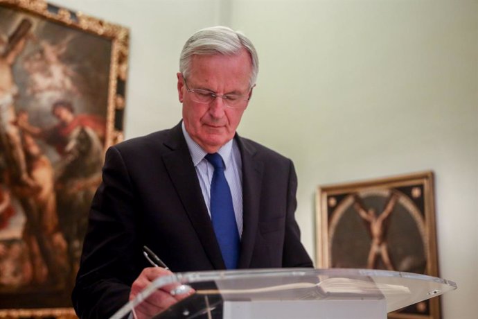 Archivo - El excomisario europeo Michel Barnier, firma el libro de la Fundación, después de una entrevista con Europa Press en la Fundación Carlos de Amberes, a 30 de septiembre de 2021, en Madrid, (España). Barnier lideró las negociaciones del Brexit y