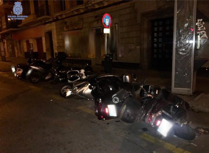 La Policía detiene a un hombre por golpear motos y mobiliario público en la calle.