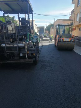 Tareas de asfaltado en el Rafal Vell.