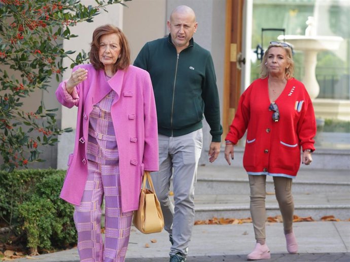 Carmen Borrego, con Teresa Campos y Gustavo, supervisando la mudanza de su madre